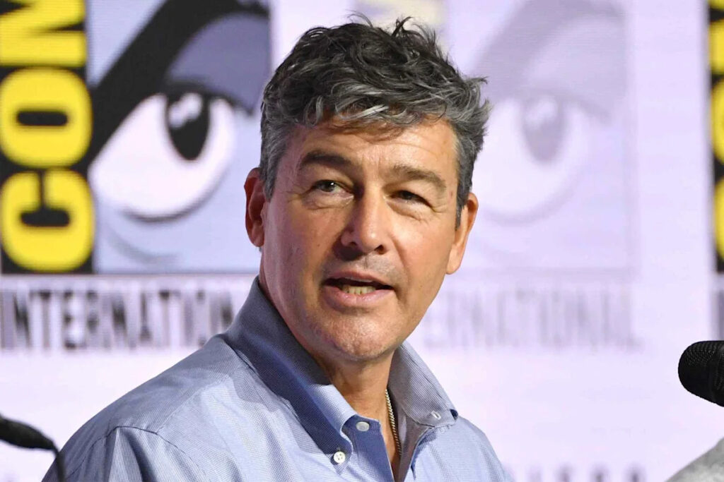 Kyle Chandler and his “Lanterns” costar secretly walked around Comic-Con wearing “Star Wars ”masks: ‘It was amazing’