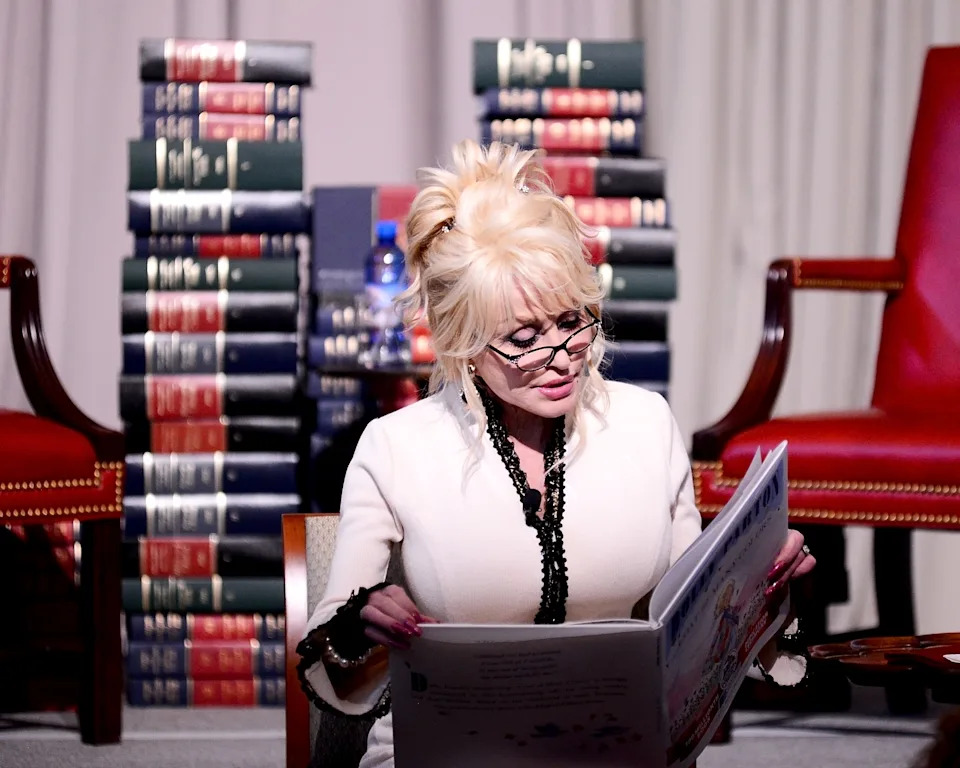 WASHINGTON, DC - FEBRUARY 27: Singer Dolly Parton reads her book, "The Coat of Many Colors" to schoolchildren at The Library of Congress on February 27, 2018 in Washington, DC. (Photo by Shannon Finney/Getty Images)