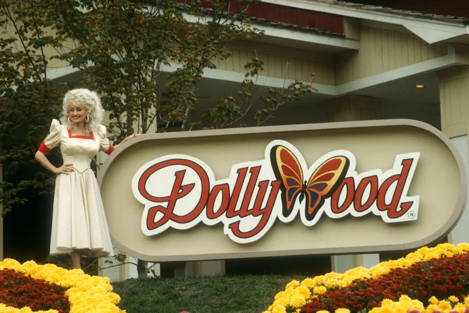 Dolly Parton poses for a portrait at Dollywood on October 24, 1988 in Pigeon Forge, Tennessee.
