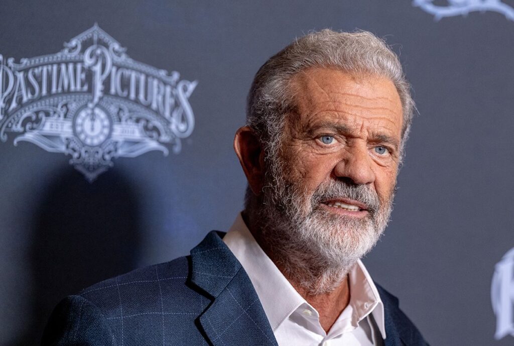 Mel Gibson Apologizes For “Thoughtless Idiocy” After Seemingly Mocking ASL Interpreter At Fan Event Mel Gibson Apologizes For “Thoughtless Idiocy” After Seemingly Mocking ASL Interpreter At Fan Event