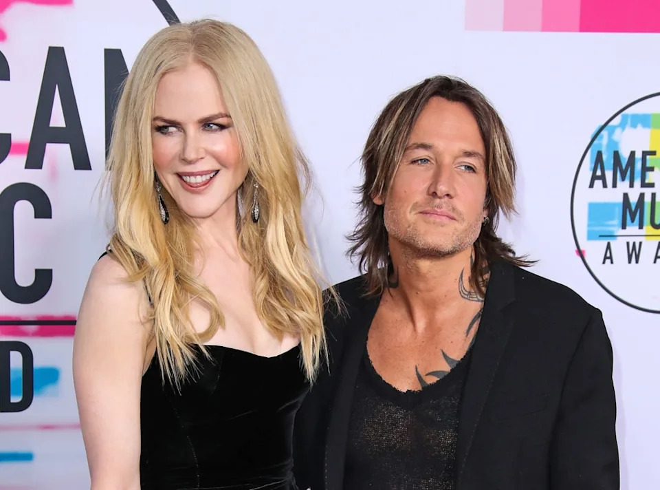 Aug. 29, 2025: Keith Urban Signs Paperwork
