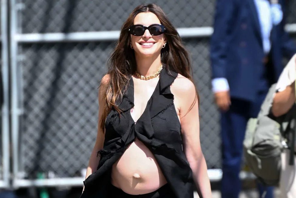 Anne Hathaway shows off baby bump on Aug. 10, 2026Credit: DUTCH/Bauer-Griffin/GC Images