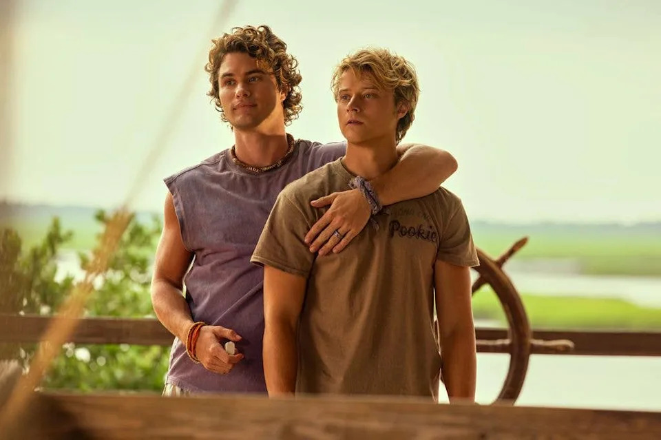 Chase Stokes as John B, Rudy Pankow as JJ in episode 403 of Outer Banks