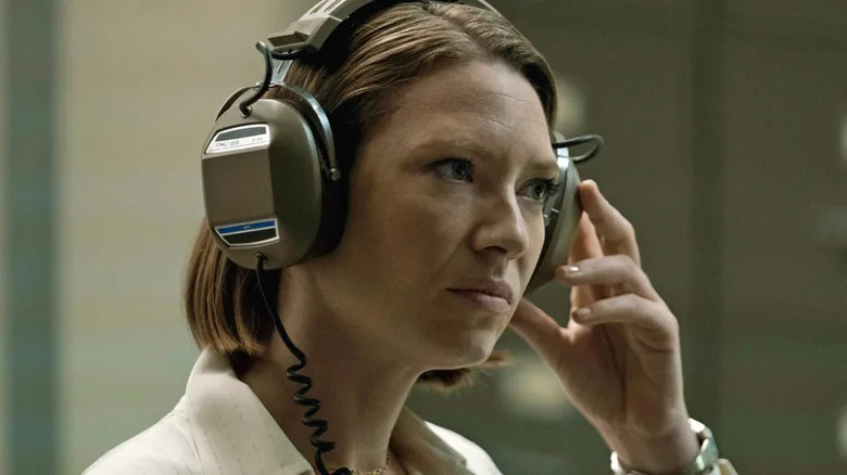 Wendy listens on headphones in Mindhunter (2017)