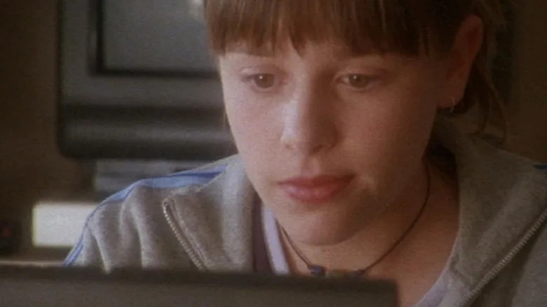 Cara DeLizia's Fiona Phillips looks at her laptop in So Weird