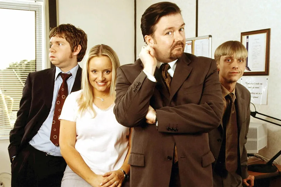 Mackenzie Crook, Lucy Davis, Martin Freeman, and Ricky Gervais in The Office in 2001. / BBC Two