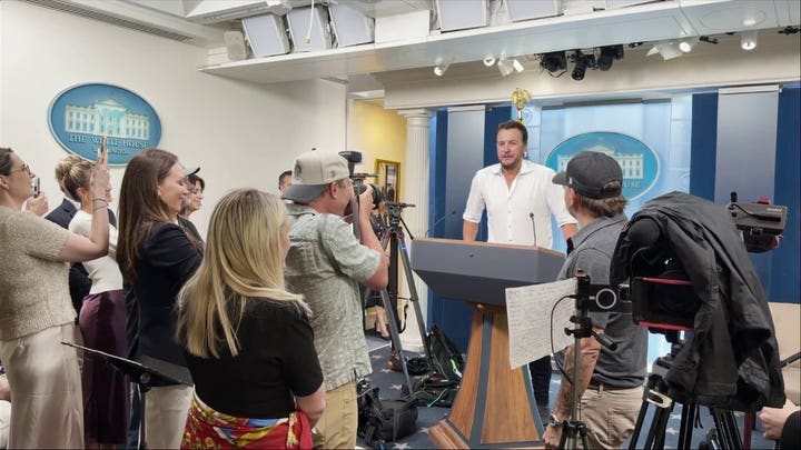 Luke Bryan, Jason Aldean take over White House briefing room