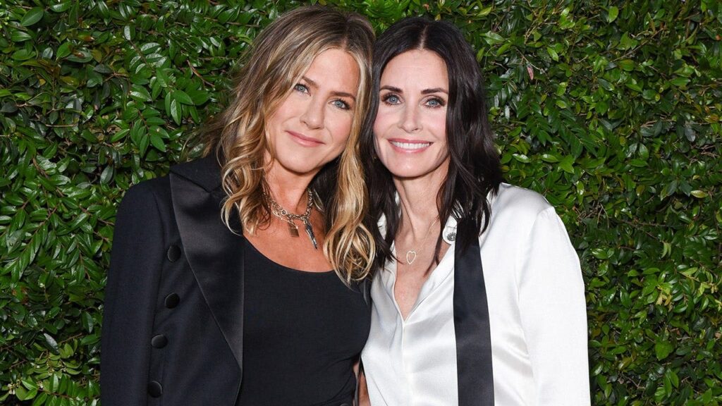‘Friends’ stars Jennifer Aniston and Courteney Cox soak up the sun during Mallorca yacht getaway ‘Friends’ stars Jennifer Aniston and Courteney Cox soak up the sun during Mallorca yacht getaway