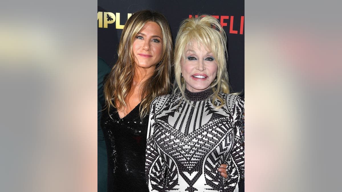 Jennifer Aniston and Dolly Parton arrive at the premiere.