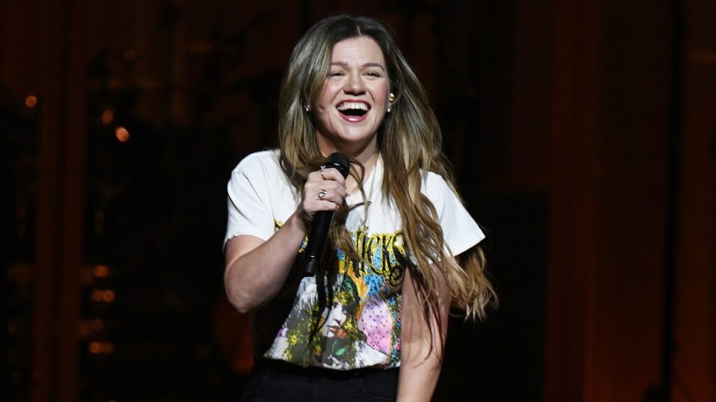 Kelly Clarkson laughs off wind Kelly Clarkson laughs off wind