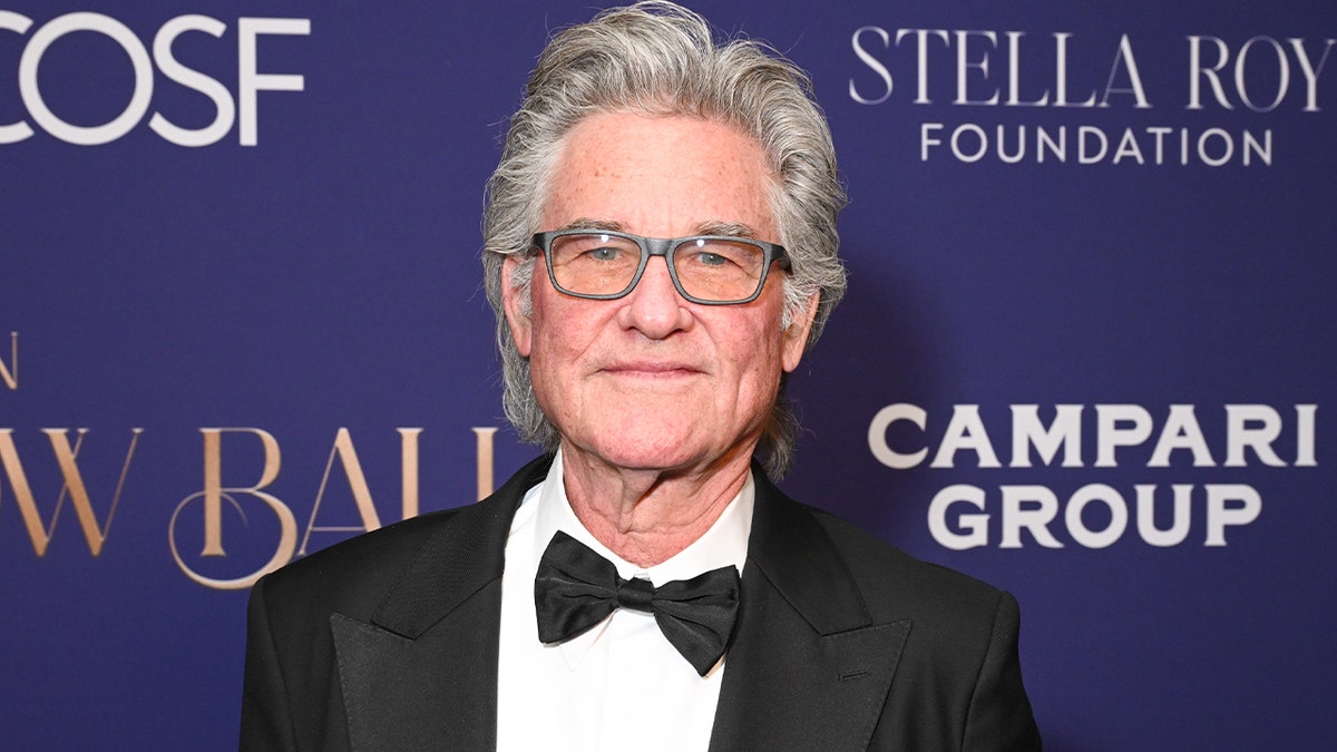 Kurt Russell smiling on the red carpet.