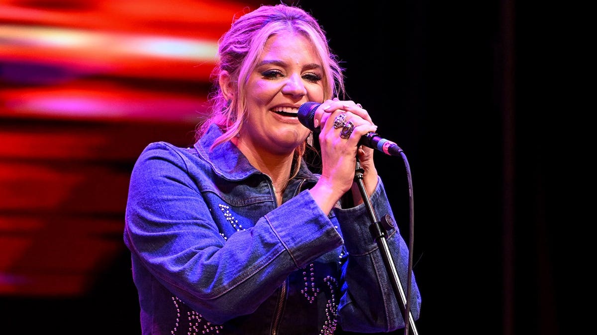Lauren Alaina singing at the Sirius XM studios in Nashville, Tennessee in June 2026.