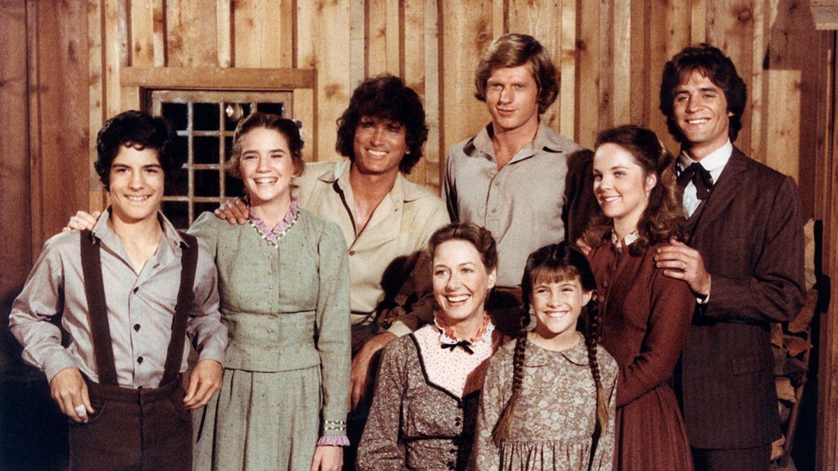 Matthew Laborteaux, Melissa Gilbert, Michael Landon, Dean Butler, Melissa Sue Anderson, Linwood Boomer, Karen Grassle, and Lindsay Greenbush posing for a cast photo