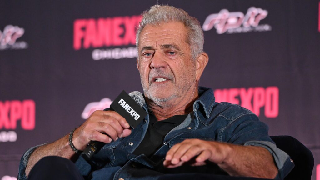 Mel Gibson Facing Backlash For Weirdly Mocking And Bullying An ASL Interpreter At Fan Convention For Literally No Reason (VIDEO) Mel Gibson Facing Backlash For Weirdly Mocking And Bullying An ASL Interpreter At Fan Convention For Literally No Reason (VIDEO)