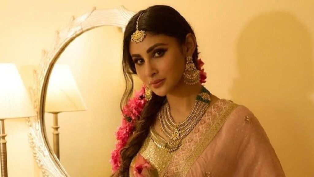 Mouni Roy visits Kashi Vishwanath Temple in Varanasi during Sawan Mouni Roy visits Kashi Vishwanath Temple in Varanasi during Sawan