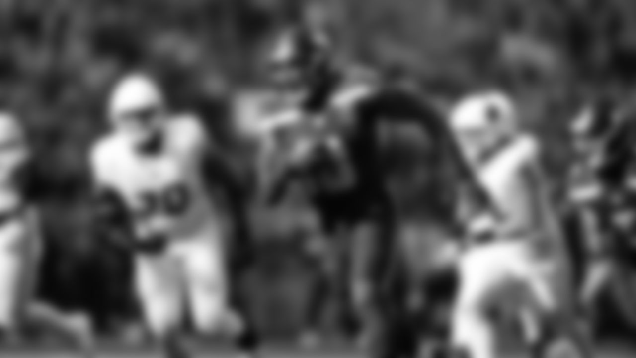 Seahawks linebacker DeMarcus Lawrence (0)