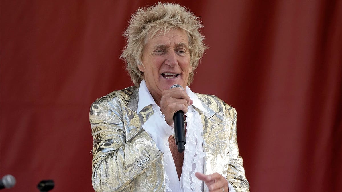 Rod Stewart sings on stage