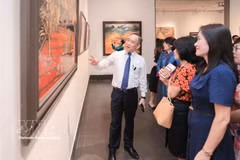 Visitors at the exhibition held at the Vietnam National Fine Arts Museum in Hanoi (Photo: VNA)