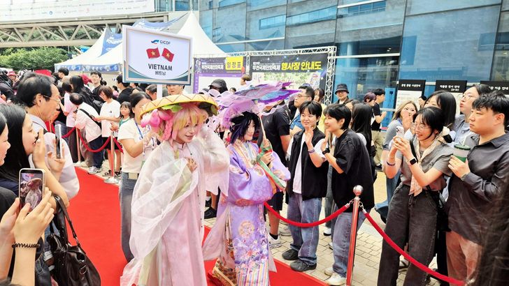 Members of the Vietnamese team parade down the red carpet to warm cheers from the crowd during the Gyeonggi International Cosplay Festival, held as part of the 29th Bucheon International Comics Festival at the Korea Manhwa Museum in Bucheon, Gyeonggi Province, Friday. Korea Times photo by Baek Byung-yeul