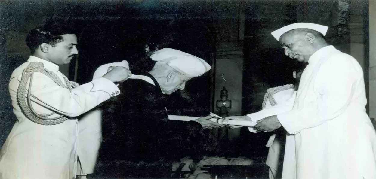 Mokshagundam Visvesvaraya receiving his Padma Shri