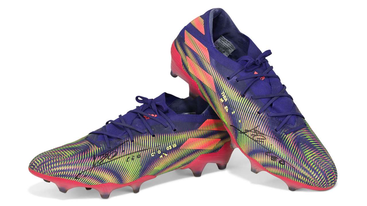 Messi Pele record boots