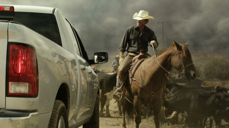 Taylor Sheridan's cowboy talks to Jeff Bridges' Marcus Hamilton and Gil Birmingham's Alberto Parker in Hell or High Water