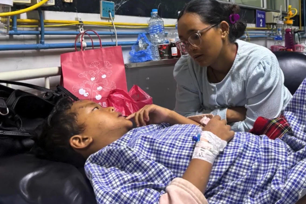 Boy escapes Nepal floods, meets mother
