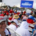 Voto Latino: un asistente luce una gorra de "Latinos por Trump" antes de un mitin de "Save America"