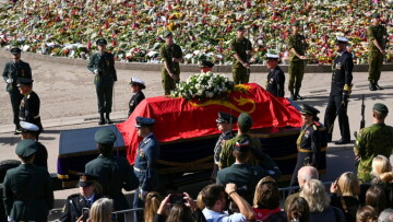 King Harald V's casket left the royal palace in a procession