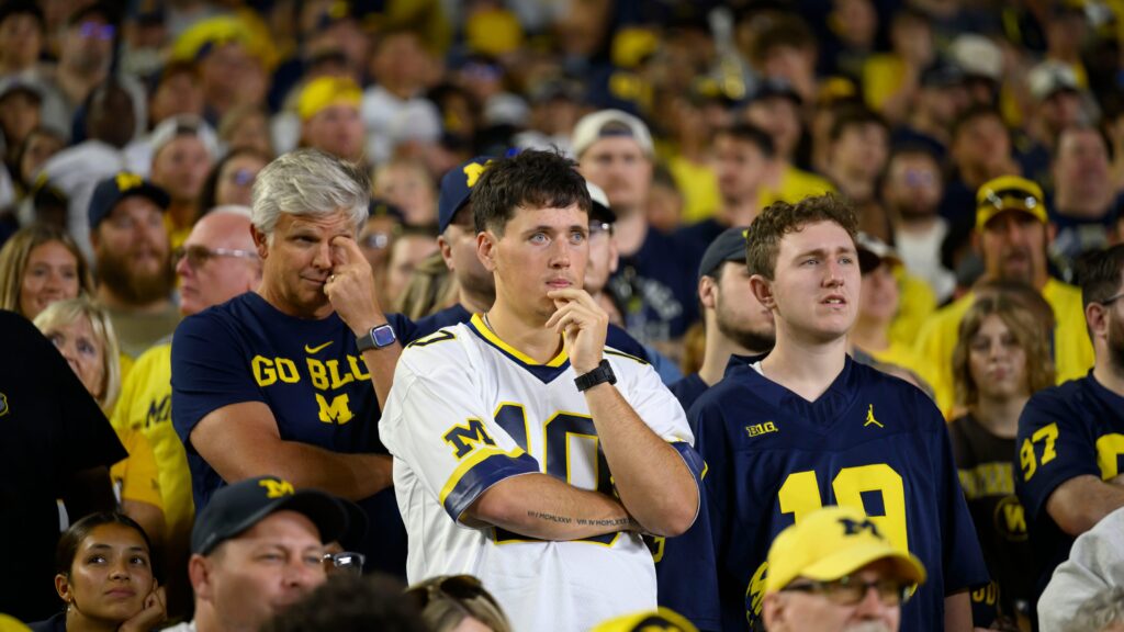 Fans, armchair officials react to Michigan win, controversial call