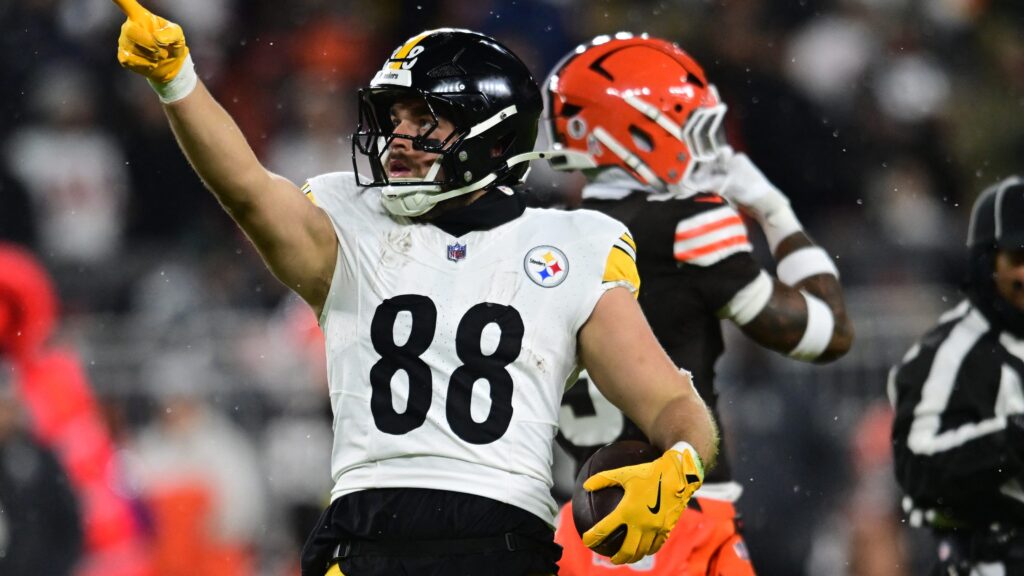 Steelers TE Pat Freiermuth hasn’t forgotten what Browns fans did to his mom