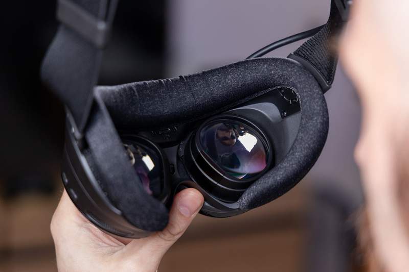 Valve’s expansion plans may include a new headstrap with hot-swapable batteries and even better sound through built-in headphones. © Raymond Wong / Gizmodo