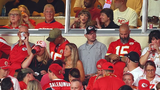 Taylor Swift, Tom Cruise attend Travis Kelce’s Chiefs home opener Taylor Swift, Tom Cruise attend Travis Kelce’s Chiefs home opener