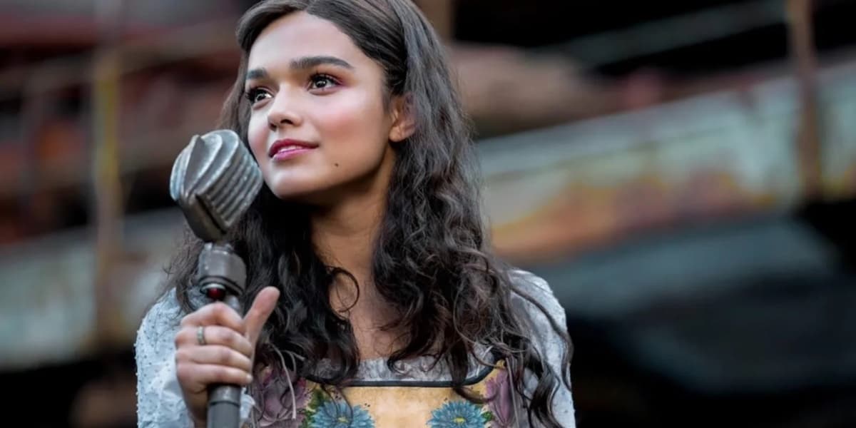 Rachel Zegler at a microphone in Hunger Games