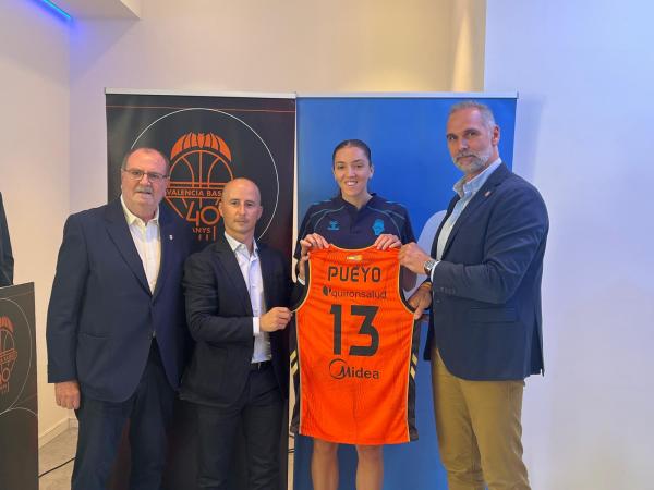 Photo caption (from left to right): Vicente Solá, President of Valencia Basket; Jorge García, Telefónica's Regional Director in the Valencian Community; Helena Pueyo, the club's new signing; and Víctor Luengo, Director of External and Institutional Relations at Valencia Basket.
