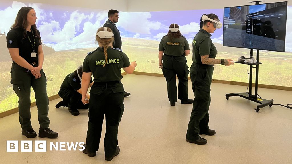 Huddersfield student paramedics use VR to train for emergencies Huddersfield student paramedics use VR to train for emergencies