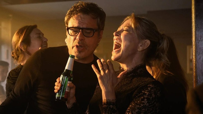 Jemaine Clement and Nicola Walker as Steve and Alice, singing into a beer bottle in "Alice and Steve."