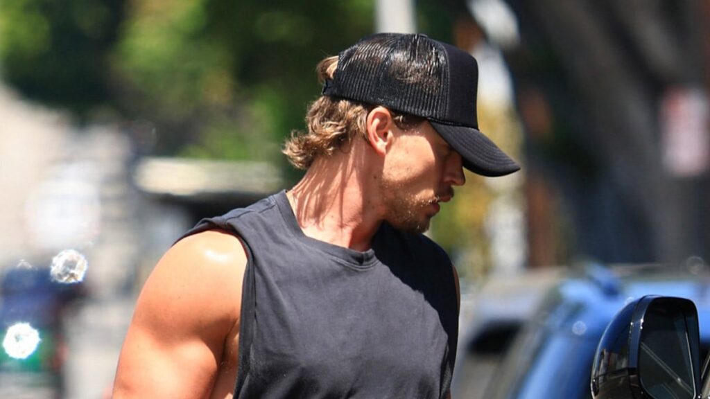 Austin Butler Gifts Us With Biceps On Display Yet Again Amid ‘Miami Vice’ Workouts Austin Butler Gifts Us With Biceps On Display Yet Again Amid ‘Miami Vice’ Workouts
