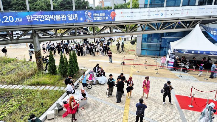 Cosplayers and visitors enjoy the 29th Bucheon International Comics Festival at the Korea Manhwa Museum in Bucheon, Gyeonggi Province, Friday. Korea Times photo by Baek Byung-yeul