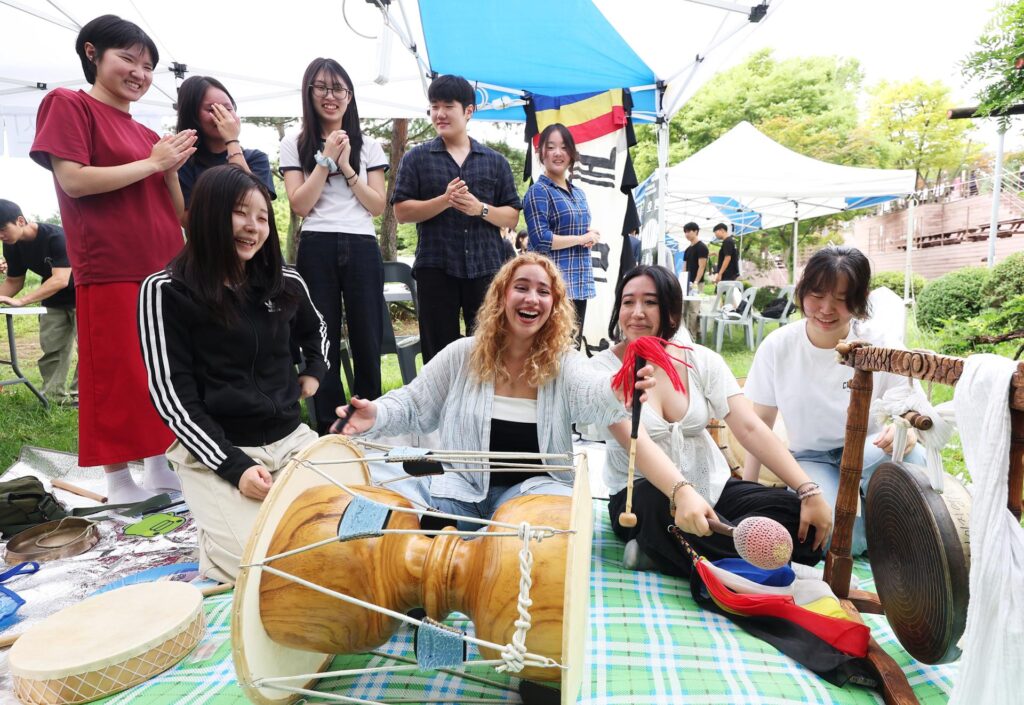 International students in Korea top 500,000 for 1st time on Korean cultural boom