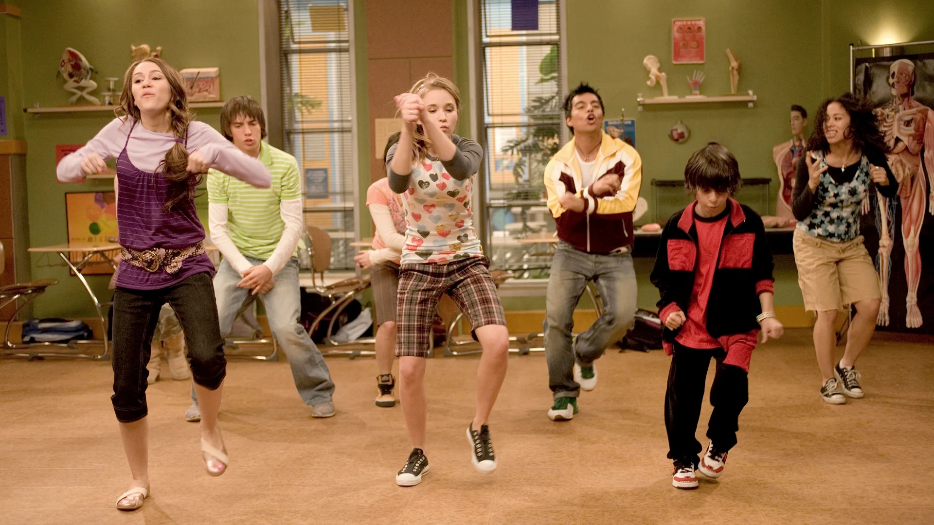 This image captures a scene from the Hannah Montana episode "Get Down, Study-udy-udy".