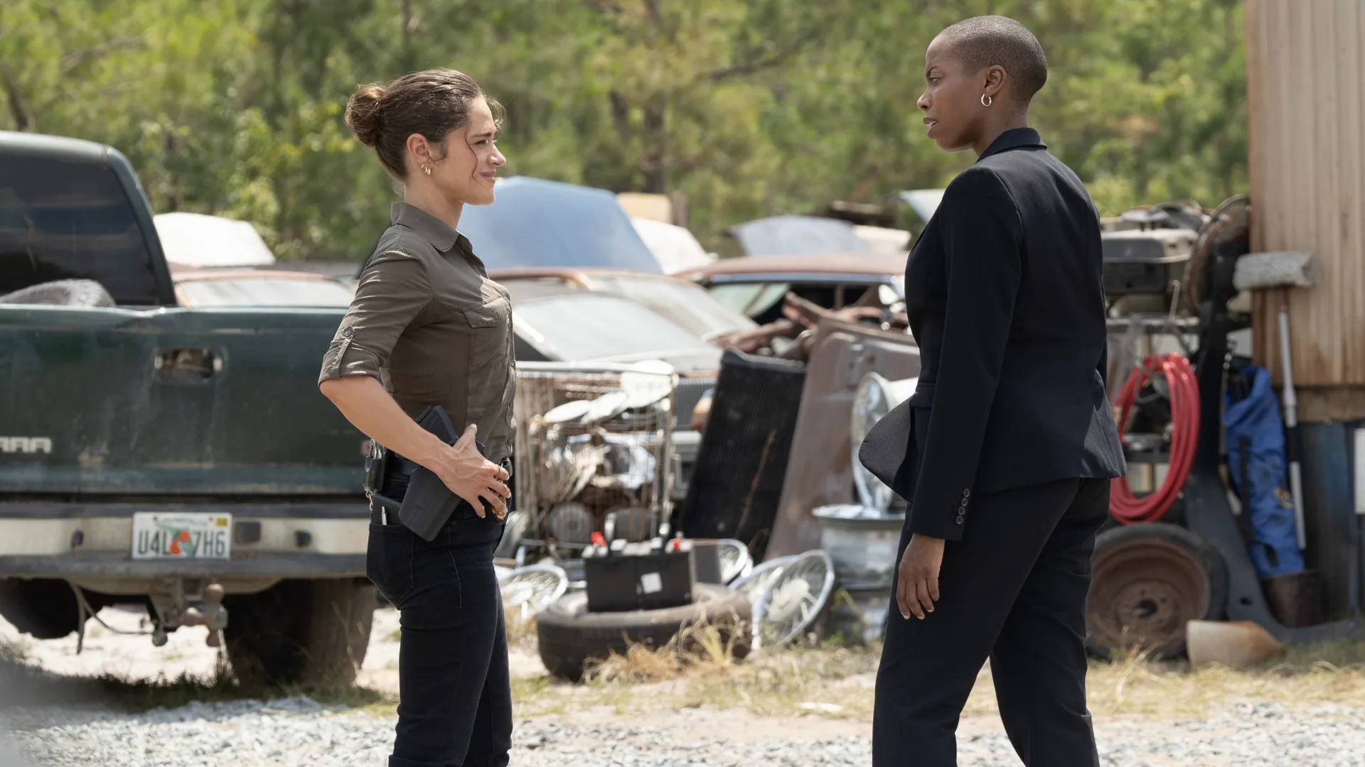 Bevin Bru as Mel and guest star Sasheer Zamata as FBI Special Agent Melinda Winwood in the season 2 premiere of the ABC crime drama R.J. Decker.