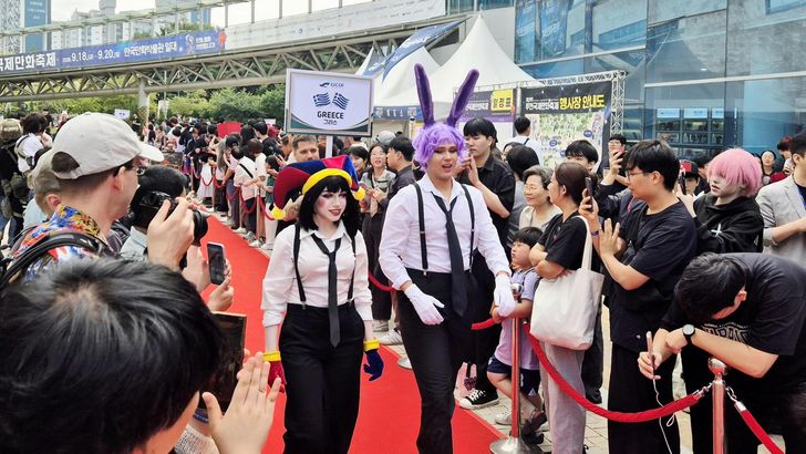 Members of the Greek team walk down the red carpet in costume during the Gyeonggi International Cosplay Festival, held on the sidelines of the 29th Bucheon International Comics Festival at the Korea Manhwa Museum in Bucheon, Gyeonggi Province, Friday. Korea Times photo by Baek Byung-yeul
