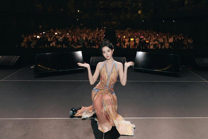 Chinese actress Meng Ziyi poses for a group photo during a fan meeting in Bangkok, Aug. 9. Captured from Instagram