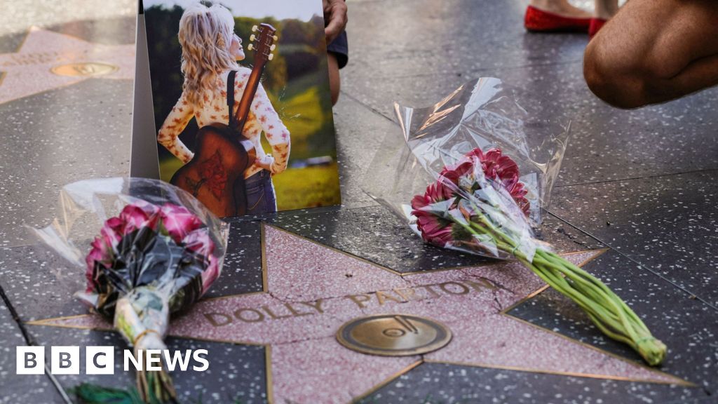 Dolly Parton gets new star on Hollywood Walk of Fame after vandalism Dolly Parton gets new star on Hollywood Walk of Fame after vandalism