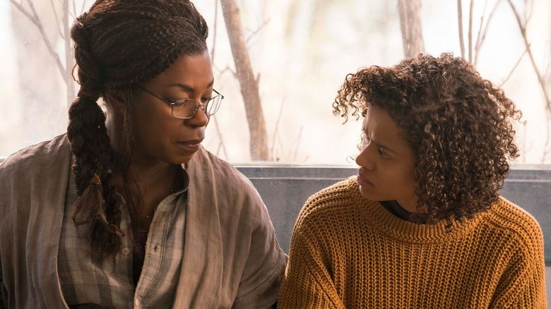 Bo taling to her daughter Ruth in Fast Color