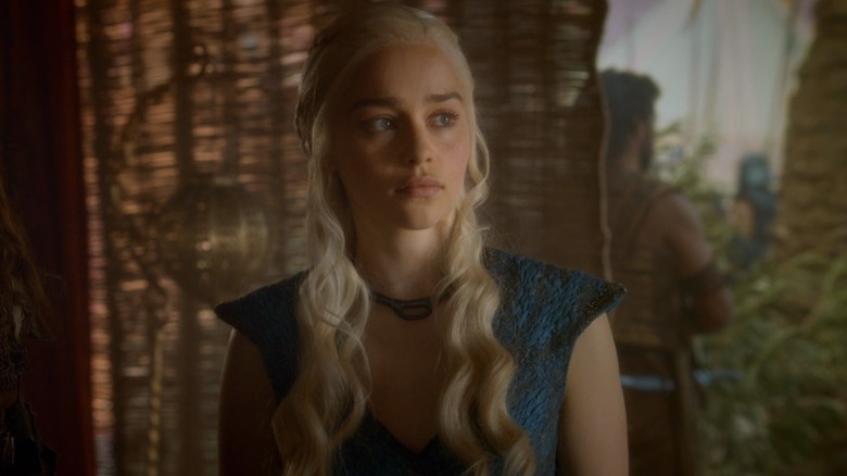 Daenerys standing in a tent and looking to her left on Game of Thrones S3E9
