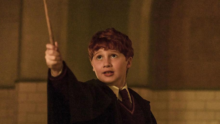 hbo-harry-potter-series-1-ron-casting-spell-troll