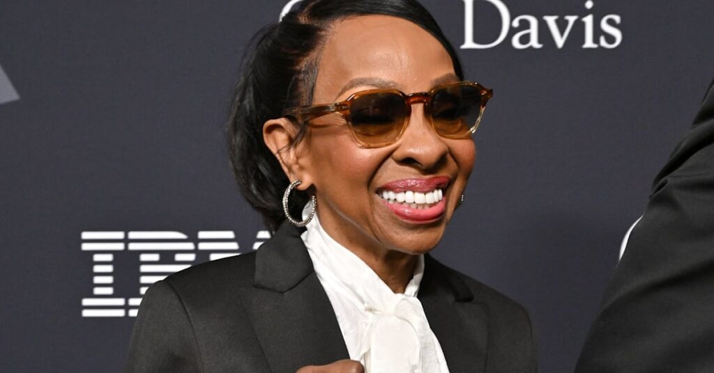 Gladys Knight Vows to Finish Tour After Son Fears Husband Will ‘Work Her Until She Passes Away’ Gladys Knight Vows to Finish Tour After Son Fears Husband Will ‘Work Her Until She Passes Away’