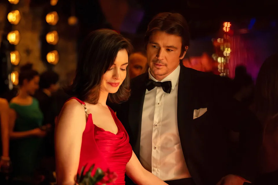 Anne Hathaway and Josh Hartnett.